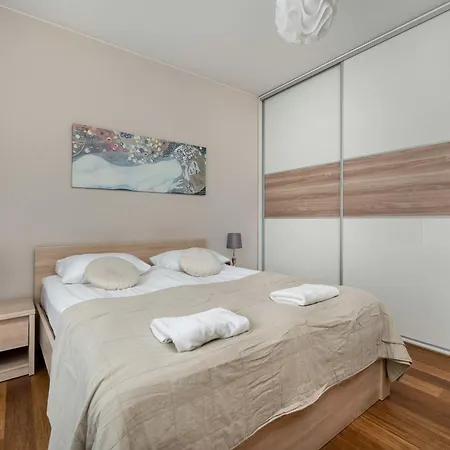 Apartamento Elegant Slezna In With Parking By Renters