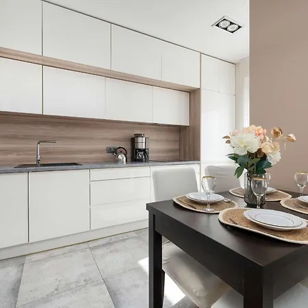 Elegant Slezna In With Parking By Renters Breslavia